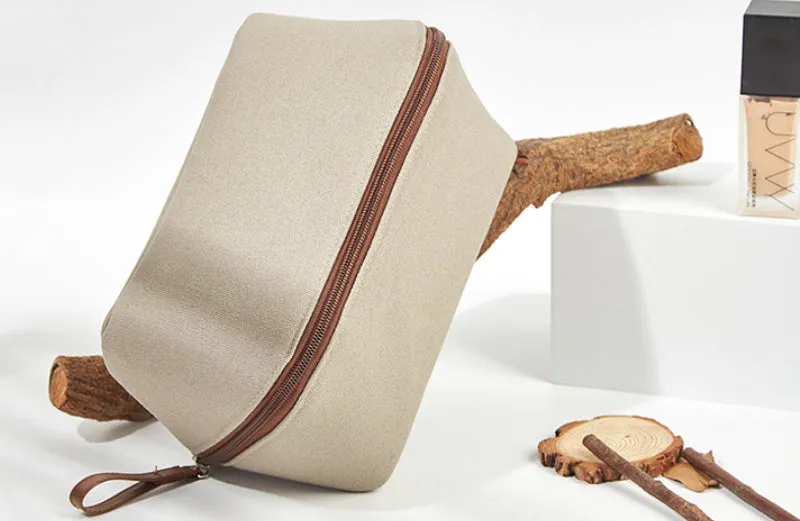 Essentials Chic Portable Cosmetic Bag detail 4