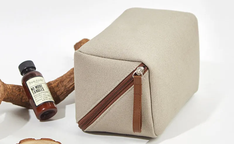 Essentials Chic Portable Cosmetic Bag detail 3