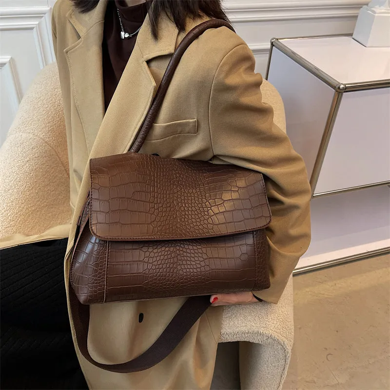 Wide-Band  Commuter Shoulder Tote Bag image 5